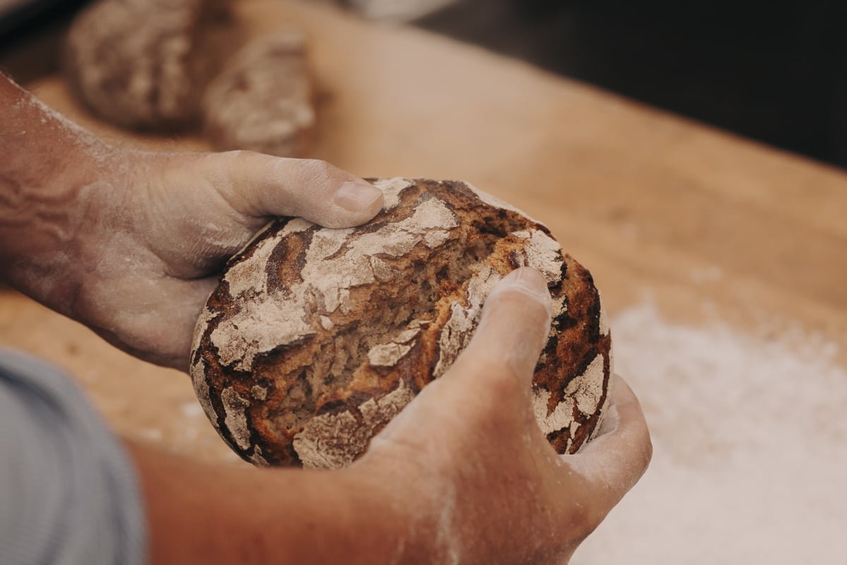 Zwei Hände halten ein Brot