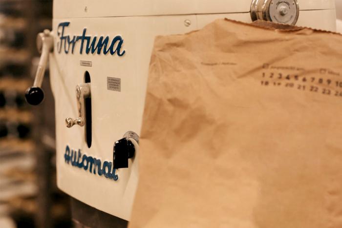 Eine Teigmaschine und ein Sack Mehl
